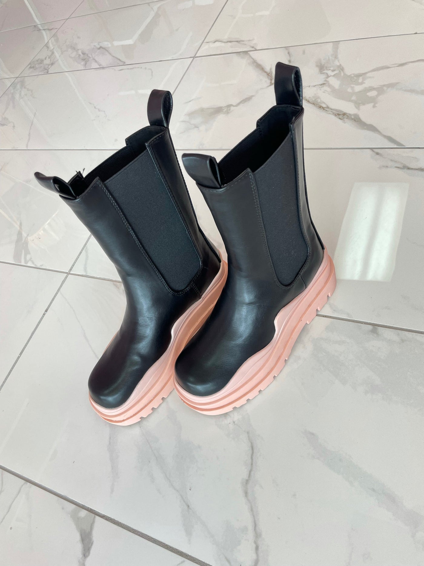ARI RUBBER CHUNKY SOLE BOOTS (BLACK/PINK)